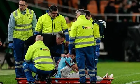 Van Persie đau lòng nhìn con trai rời sân trên cáng