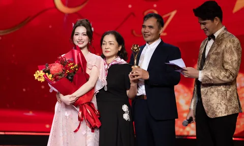 Hòa Minzy lên tiếng trước tranh cãi "chiếm sóng" vì mời ba mẹ lên sân khấu ăn mừng giải Mai Vàng