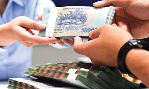 Trả lương từ 5 triệu cho người lao động, doanh nghiệp có bắt buộc chuyển khoản?