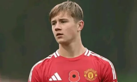 Carrick tìm ra "bản sao Pedri" ở lò đào tạo MU