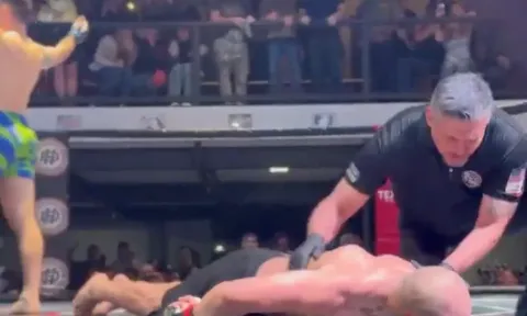 Cú knock-out 'úp mặt sàn' kinh hoàng tại giải đấu của huyền thoại Dan Henderson