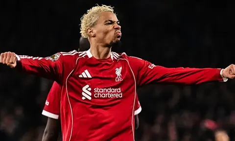 Ekitike trừng phạt Newcastle sau 3 lần từ chối