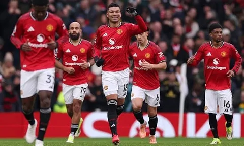 Casemiro đánh đầu tung lưới Fulham sau quyết định VAR kịch tính