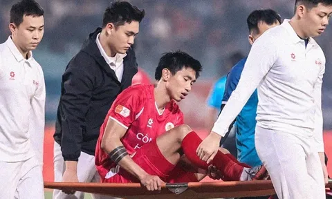Nỗi lo cho Đoàn Văn Hậu khi phải rời sân bằng cáng