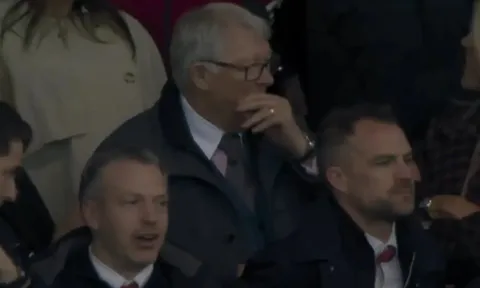 Sesko tái hiện Fergie Time khiến Sir Alex cười rạng rỡ