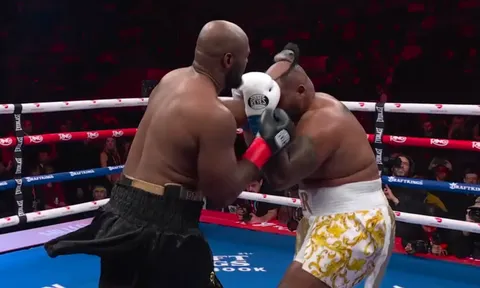 Sự cố hy hữu: Jarrell Miller bị đối thủ đấm bay tóc giả ngay trên sàn đấu