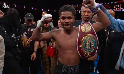 Shakur Stevenson áp đảo toàn diện Teofimo Lopez, lên ngôi vương ở hạng cân thứ tư