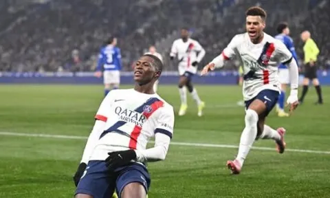 Hakimi nhận thẻ đỏ, PSG vẫn thoát hiểm ngoạn mục trước Strasbourg