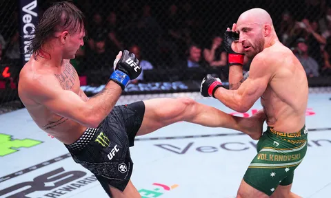 Diego Lopes nhập viện sau UFC 325: Cái giá của ngôi vương là cả hai bàn chân gãy?