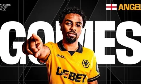 Vừa bán trụ cột, Wolves lập tức nổ cú đúp Armstrong, Angel Gomes
