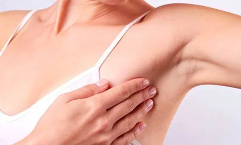 Lăn khử mùi: chọn đúng để tự tin diện váy áo ngày Tết