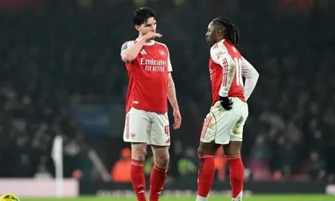 Neville khen Chelsea dùng "chiêu lạ" khóa bài tủ của Arsenal