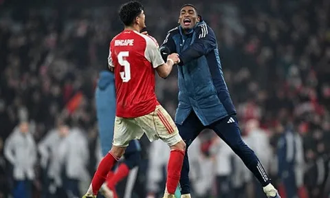 Hincapie hóa lá chắn thép đưa Arsenal tới Wembley