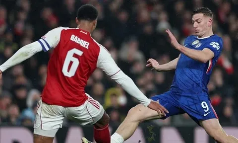 Chiếc áo Chelsea quá rộng với Liam Delap