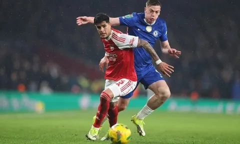 Gary Neville chỉ ra sự bất hợp lý khi Delap đá cánh