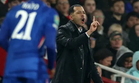 Máy quay bắt trọn cảnh Rosenior mắng ban huấn luyện Arsenal