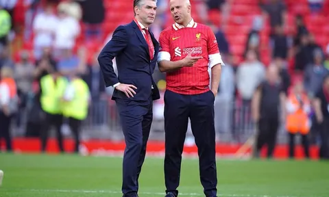 Sếp Liverpool làm rõ ranh giới quyền lực với Arne Slot