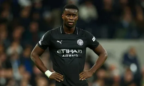 Vì sao Guehi bị cấm đá trận Man City gặp Newcastle?