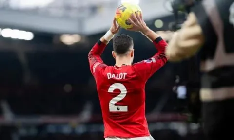 Dalot thăng hoa cùng Carrick, huyền thoại MU nức nở khen