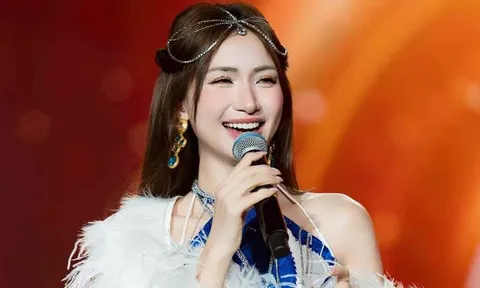 Hòa Minzy gọi điện cho một người đặc biệt lúc 11 giờ đêm