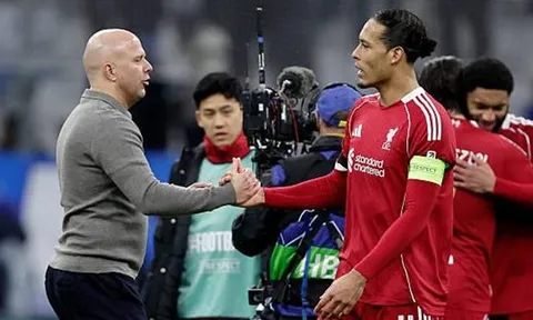 Van Dijk công khai bảo vệ Arne Slot trước làn sóng chỉ trích