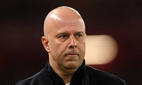 Arne Slot chọn lối đá đẹp hay chiếc ghế tại Liverpool?