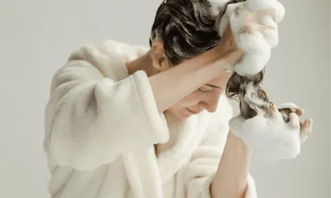 Bí quyết gội đầu đúng cách giúp tóc sạch lâu, phồng nhẹ như ở salon