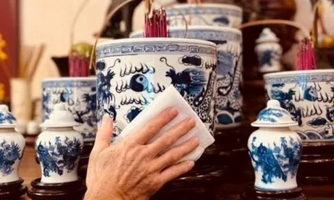 Các chuyên gia phong thủy hướng dẫn cách bao sái bàn thờ, rút tỉa chân nhang đón Tết