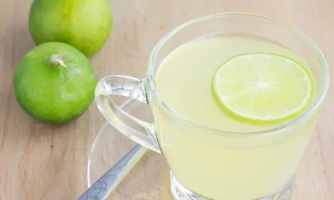 Nên uống nước chanh trước hay sau khi ăn sáng? Cách nào giúp giảm cân nhanh hơn?