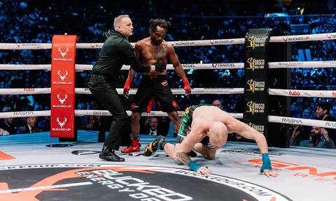 Gã điên 46 tuổi Charles Bennett gây địa chấn: Knock-out đối thủ bay khỏi sàn đấu