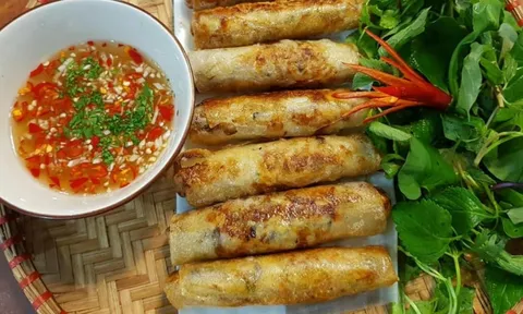 Mẹo rán nem không bị chảy nước, trữ đông ăn cả Tết vẫn giòn rụm, không rách lá