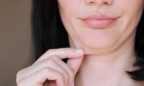 Những thói quen tưởng vô hại nhưng âm thầm làm da mặt chùng nhão