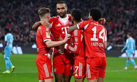 Bayern hủy diệt Hoffenheim 10 người bằng hattrick của Diaz