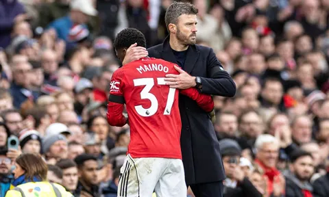 MU tìm người đá cặp cùng Mainoo: Đừng quên lời Carrick