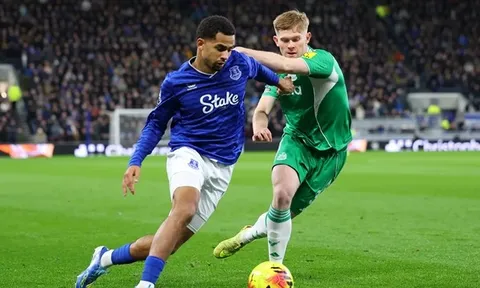 Man Utd, Arsenal tranh Iliman Ndiaye giá 75 triệu