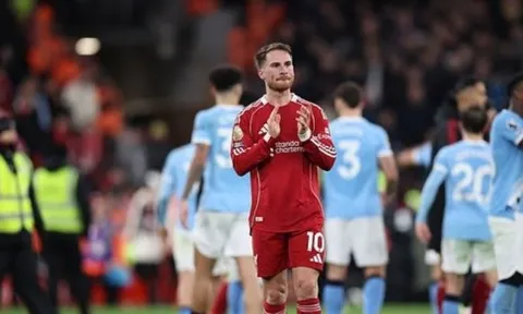 Liverpool tự làm khó trong cuộc đua Top 4 Ngoại hạng Anh