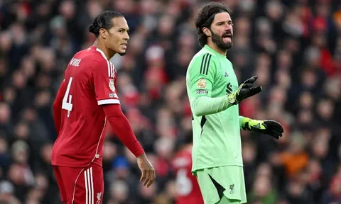 Liverpool rệu rã, Carragher sốc vì những sai lầm "không tưởng"