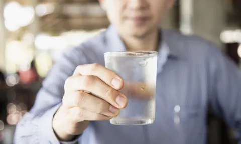 4 cách chữa đau nhức đầu hiệu quả, vì say rượu trong bữa tiệc cuối năm