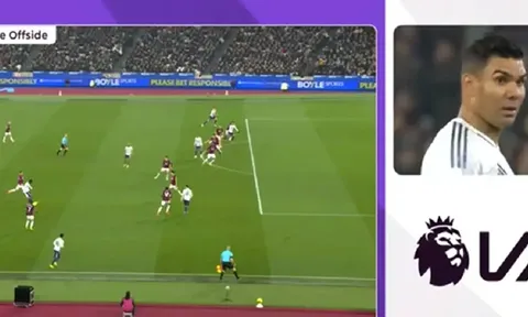 Casemiro chột dạ trước khi VAR tước bàn thắng