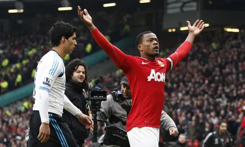 Ngày này năm xưa: Suarez và cái bắt tay lạnh lùng tại Old Trafford