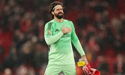 Alisson xốc lại tinh thần Liverpool đấu Sunderland