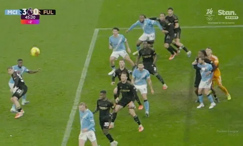 Michael Ball tố trọng tài tiêu chuẩn kép vụ giật tóc trận Man City