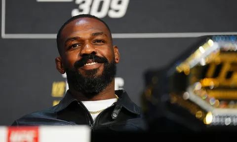 Jon Jones ngả mũ trước Demetrious Johnson trong cuộc đua GOAT: 'Tôi sẽ phải dốc toàn lực để thắng anh ấy'
