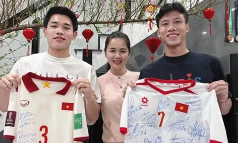 Trao áo đấu, Quế Ngọc Hải gửi thông điệp World Cup cho Đình Bắc