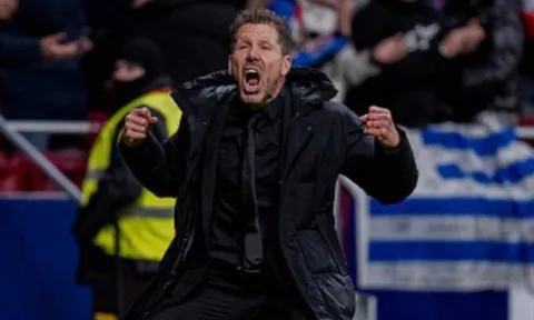 Simeone giơ 3 ngón tay mỉa mai Yamal khi Barca vỡ trận