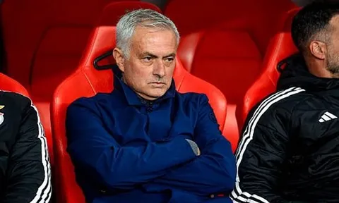Mourinho mỉa mai công tác trọng tài dù Benfica thắng trận