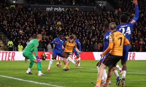 Sarr lập kỷ lục chuyền bóng số 1 hàng thủ Chelsea