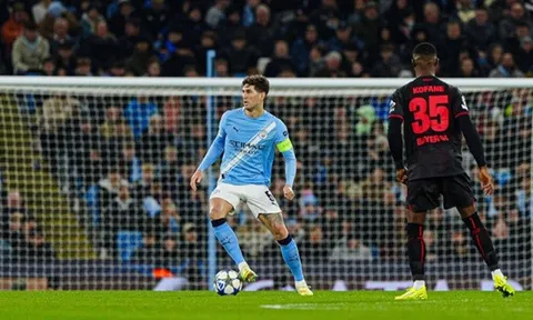 Liverpool được khuyên gây sốc với John Stones