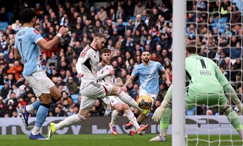 Sky Sports chê hàng thủ Salford nghiệp dư trước Man City