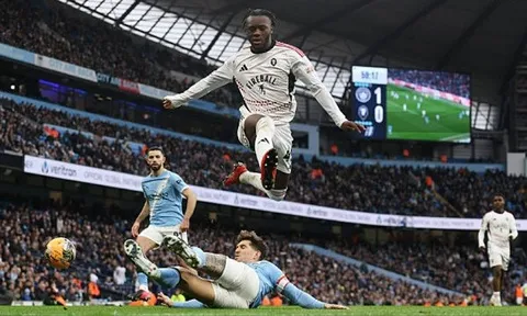 Salford chơi quả cảm làm khó Man City